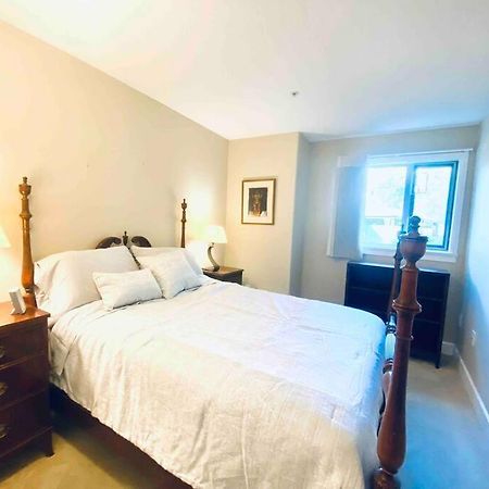 Amazing Location 2 Bedroom Minutes From Downtown Виктория Екстериор снимка