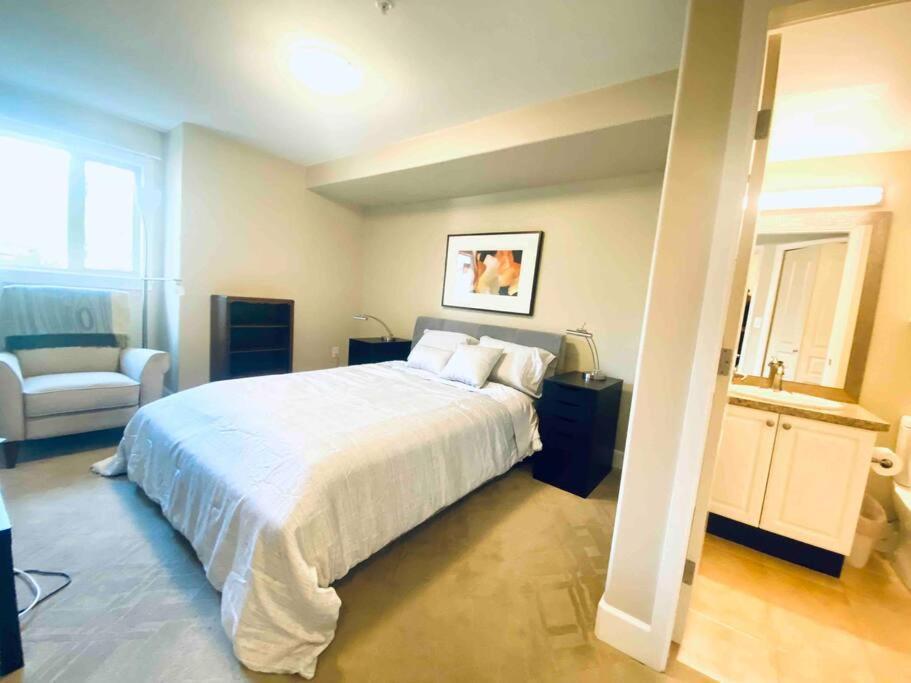 Amazing Location 2 Bedroom Minutes From Downtown Виктория Екстериор снимка