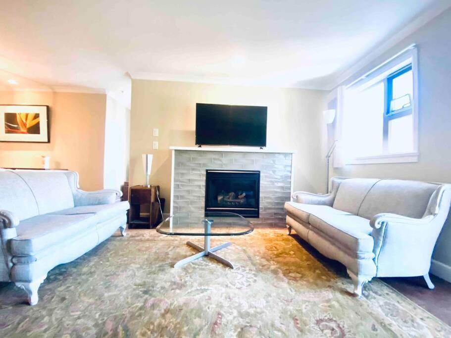 Amazing Location 2 Bedroom Minutes From Downtown Виктория Екстериор снимка