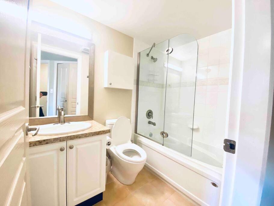 Amazing Location 2 Bedroom Minutes From Downtown Виктория Екстериор снимка