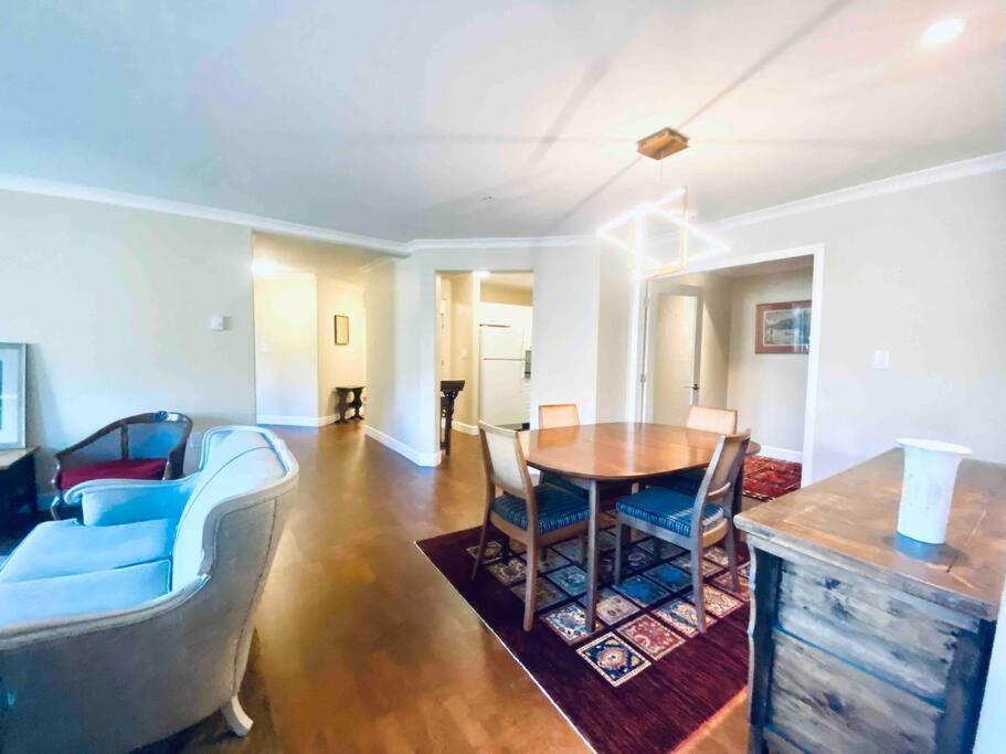 Amazing Location 2 Bedroom Minutes From Downtown Виктория Екстериор снимка