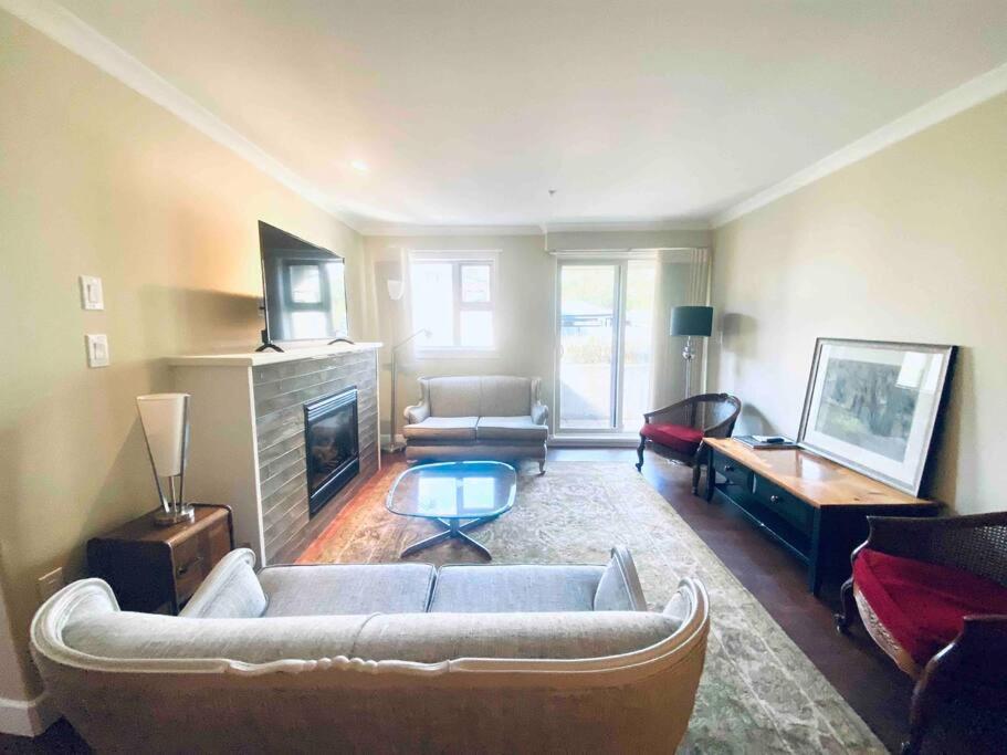 Amazing Location 2 Bedroom Minutes From Downtown Виктория Екстериор снимка