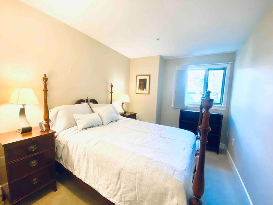 Amazing Location 2 Bedroom Minutes From Downtown Виктория Екстериор снимка